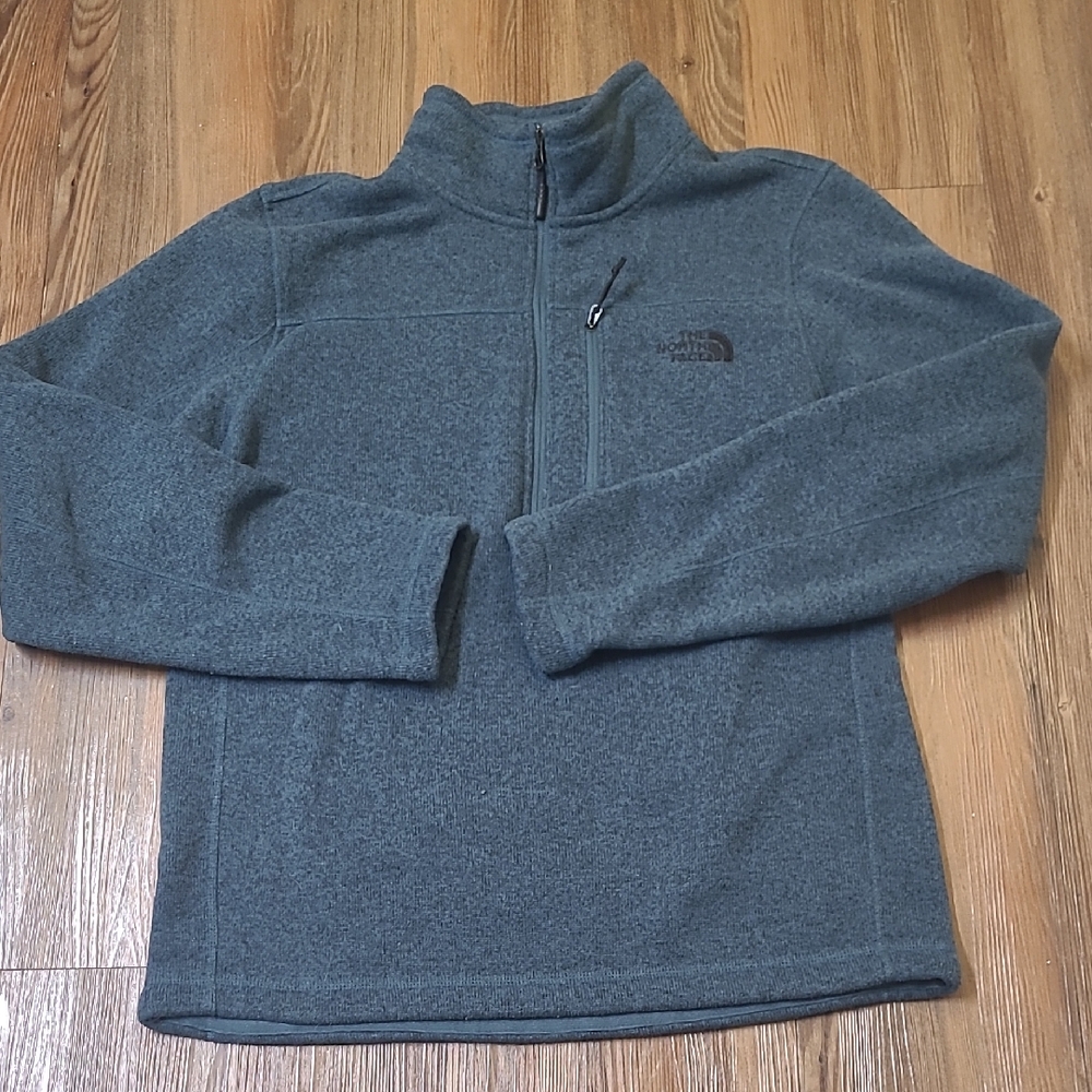 The North Face Gray Fleece Jacket  for men colo blue zise m used good condition.